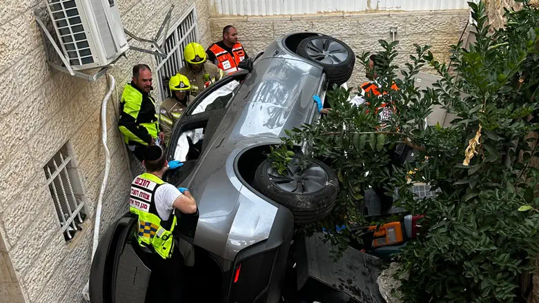 Jerusalem: Driver plunges with her car from a height of 5 meters into a garden