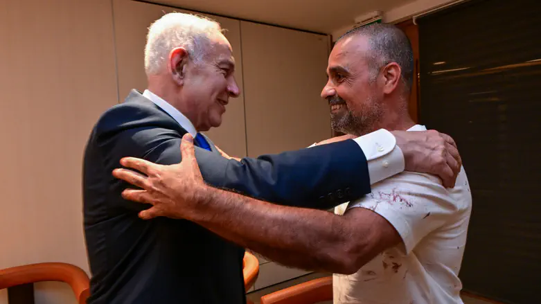 ‘We are a nation of lions’: Netanyahu meets passenger who saved the plane from diving