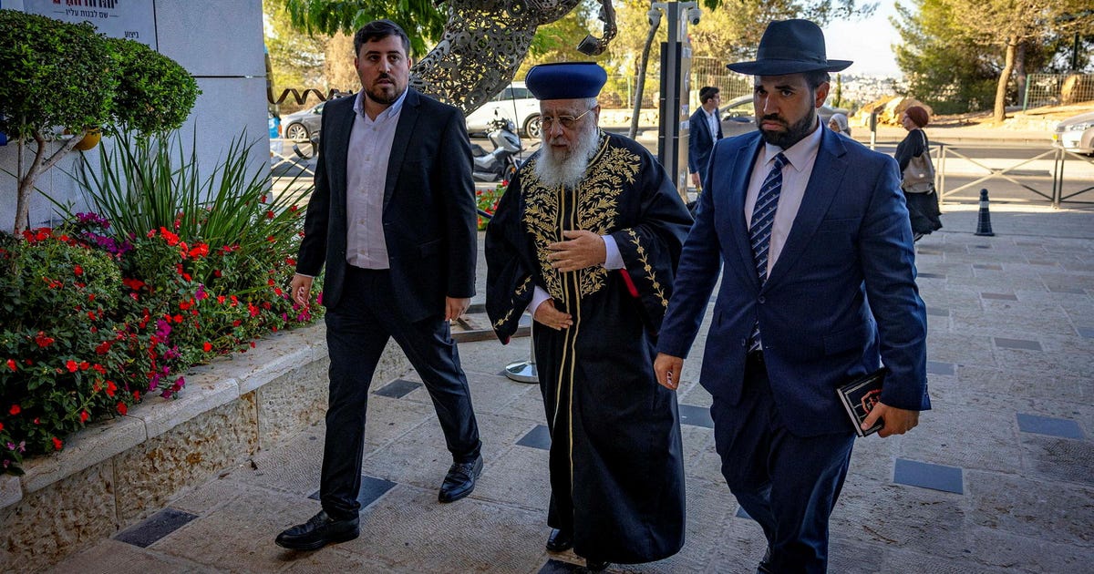Former chief rabbi who urged Netanyahu’s ouster backtracks after reconciling with Shas’ Dery