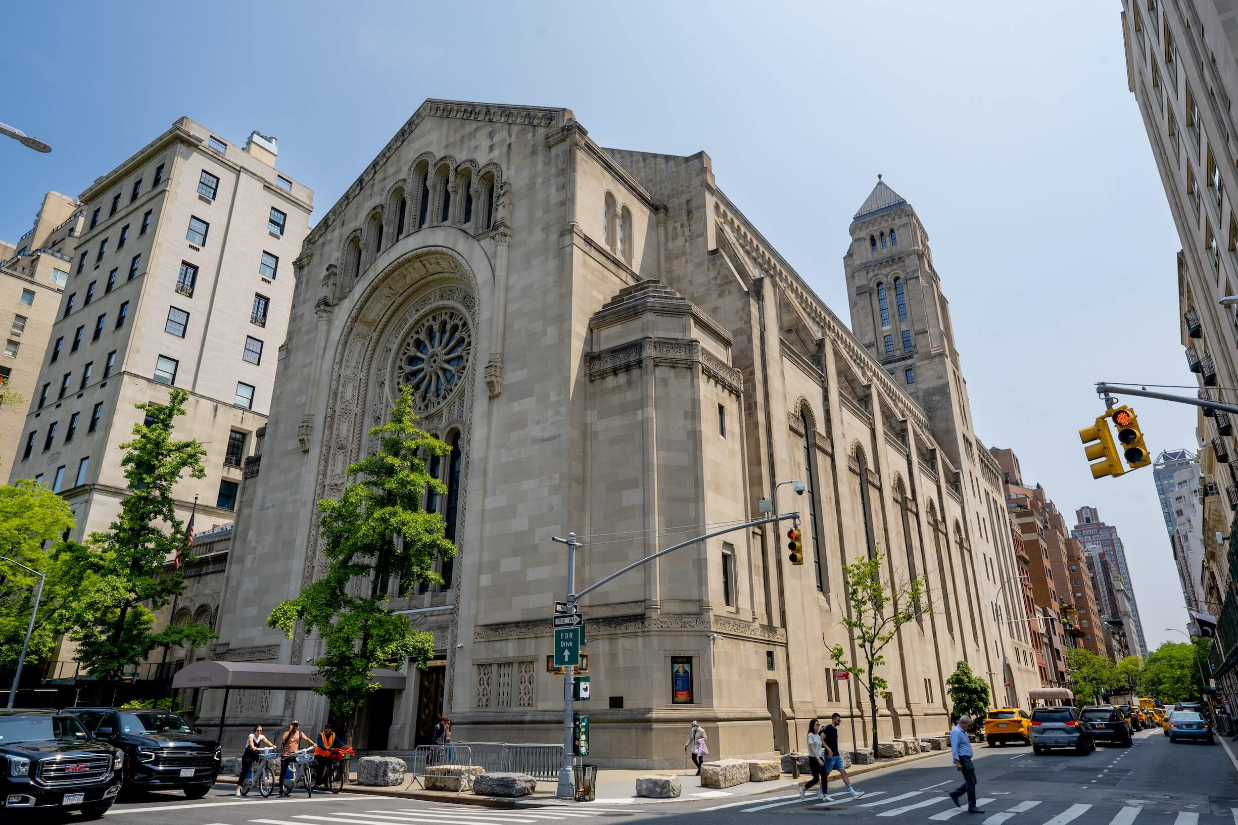 Could going to synagogue help or hurt a Jewish candidate? This poll offers a clue