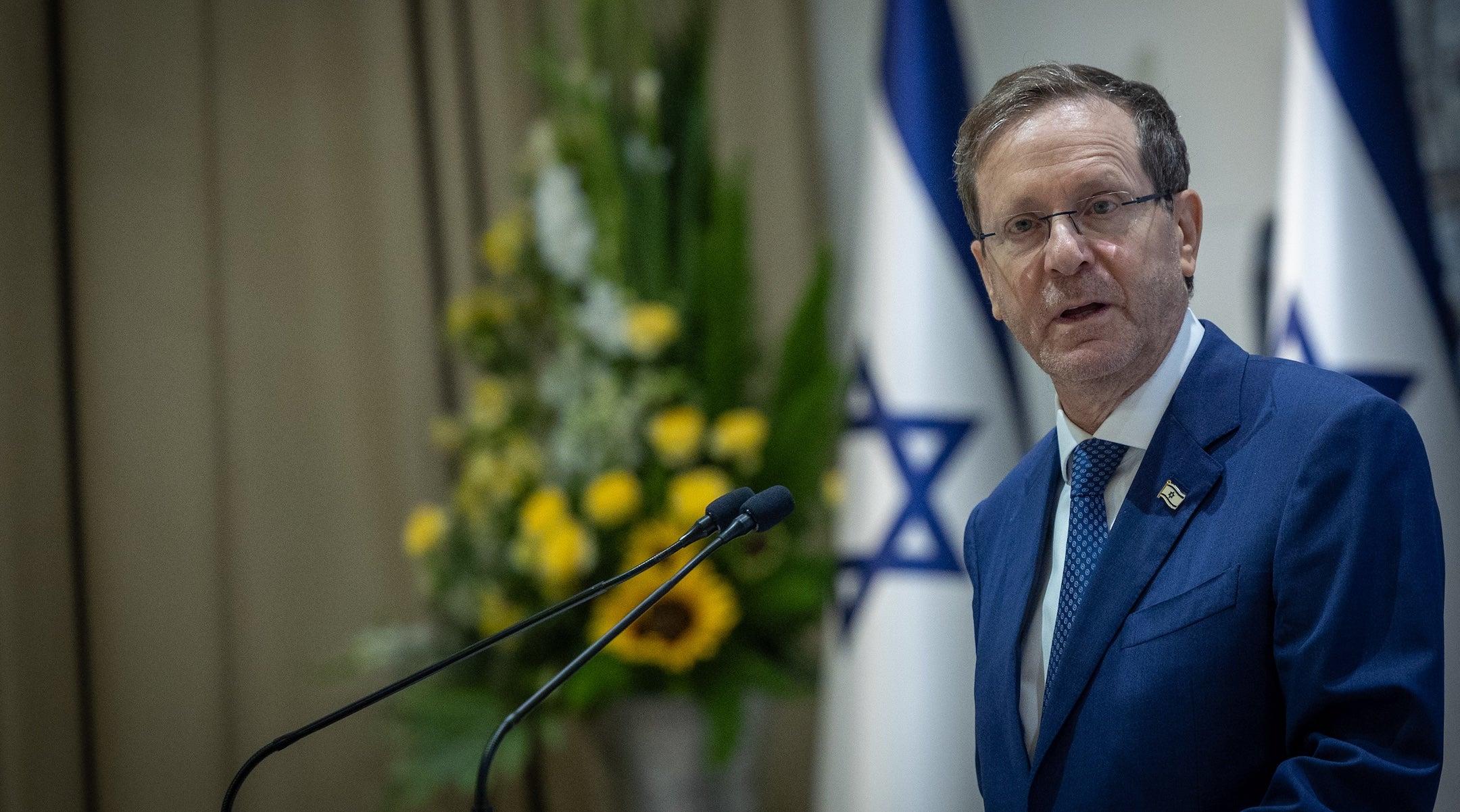 Herzog speaks with Jerusalem Reform synagogue leaders, personally checks in with police