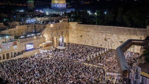Thousands recite final selichot prayers at Western Wall before Yom Kippur