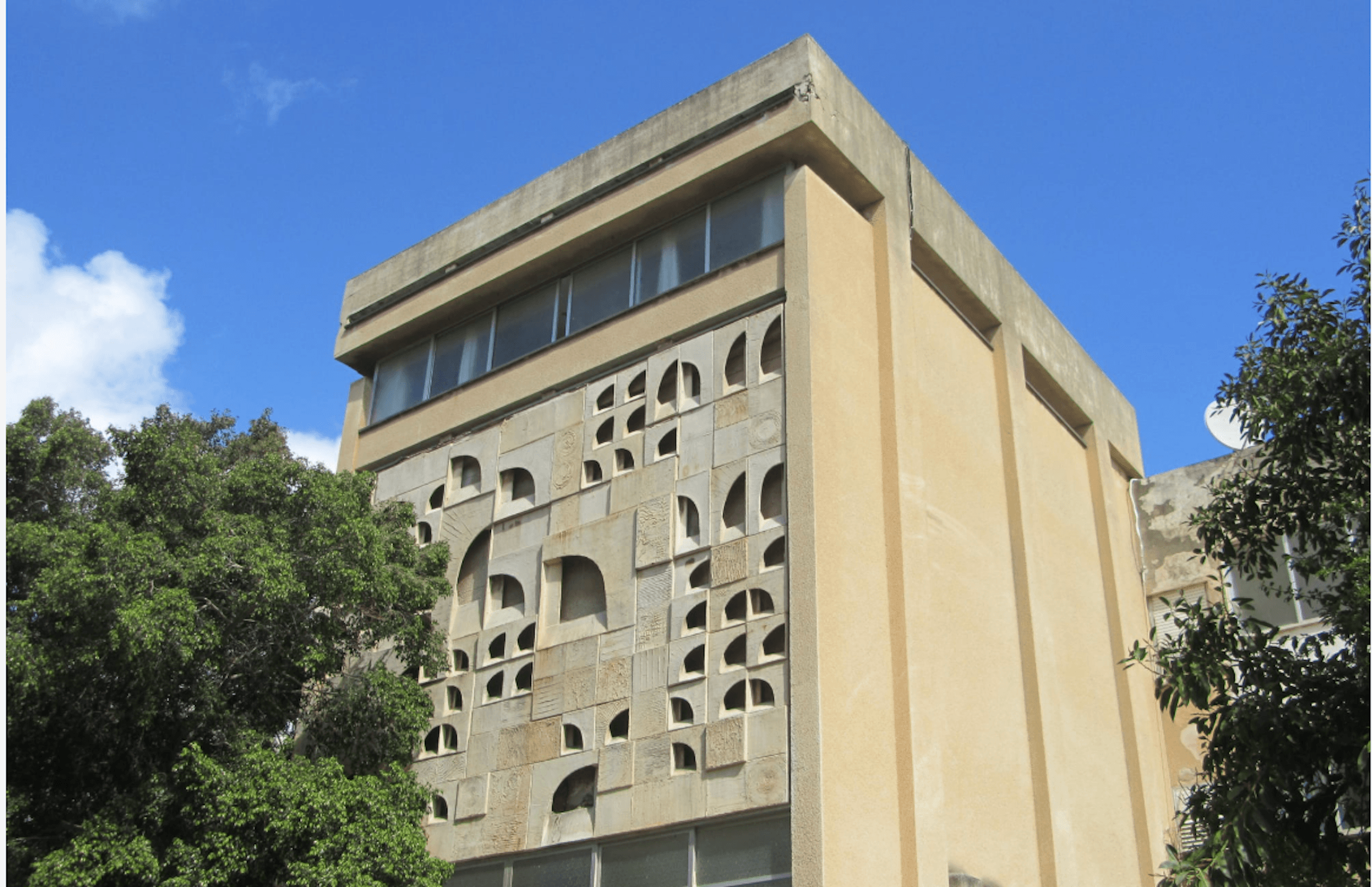 How can Yiddish fans in Israel benefit from the growing Yiddish scene abroad?