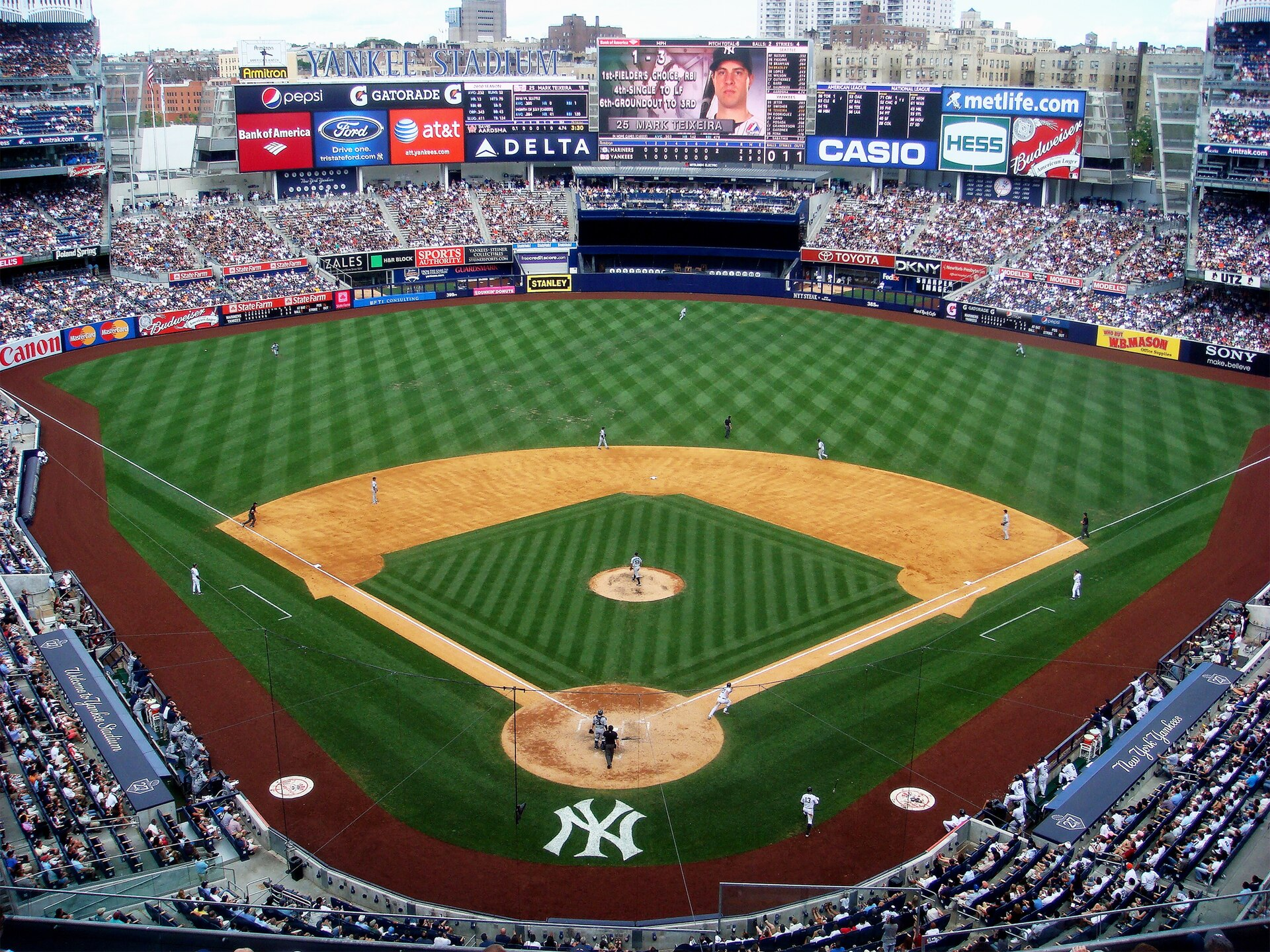 ​Crowd Boos Man Who Stormed Field at Yankees Game with Palestinian Flag 