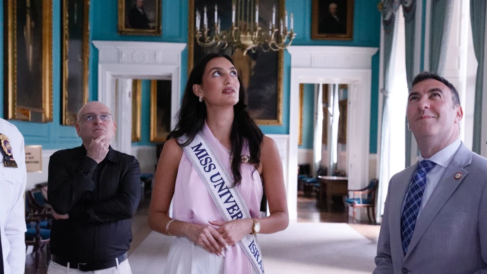 Miss Israel Visits City Hall, Says Won’t Try to Meet Mamdani