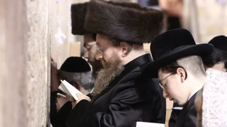 Extremists throw stones at Karlin Rebbe’s vehicle