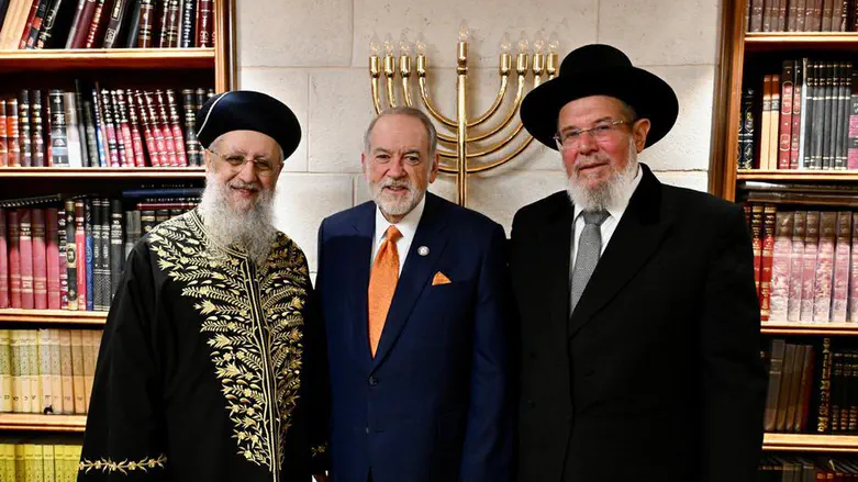 Mike Huckabee meets Israel’s chief rabbis during Sukkot