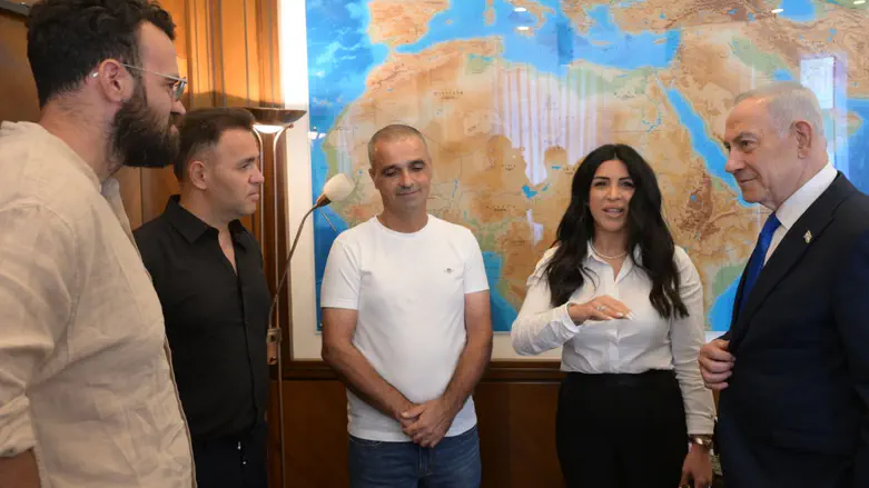 Netanyahu to flight heroes: ‘You will light a torch on Independence Day’