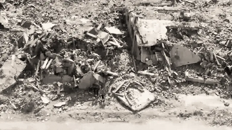 Footage from Khan Yunis: IDF strikes terrorists emerging from tunnel