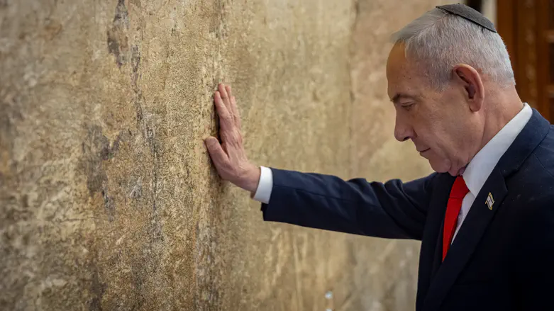 Netanyahu prays at Western Wall hours before elections