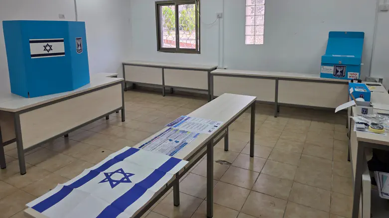 Haredi yeshiva hosts first IDF ballot box