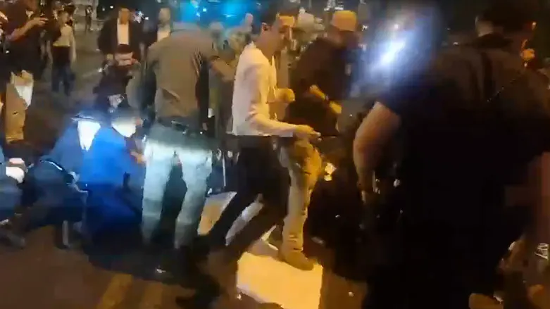 Haredi draft riots: Officer hit in head with rock, police use stun grenades